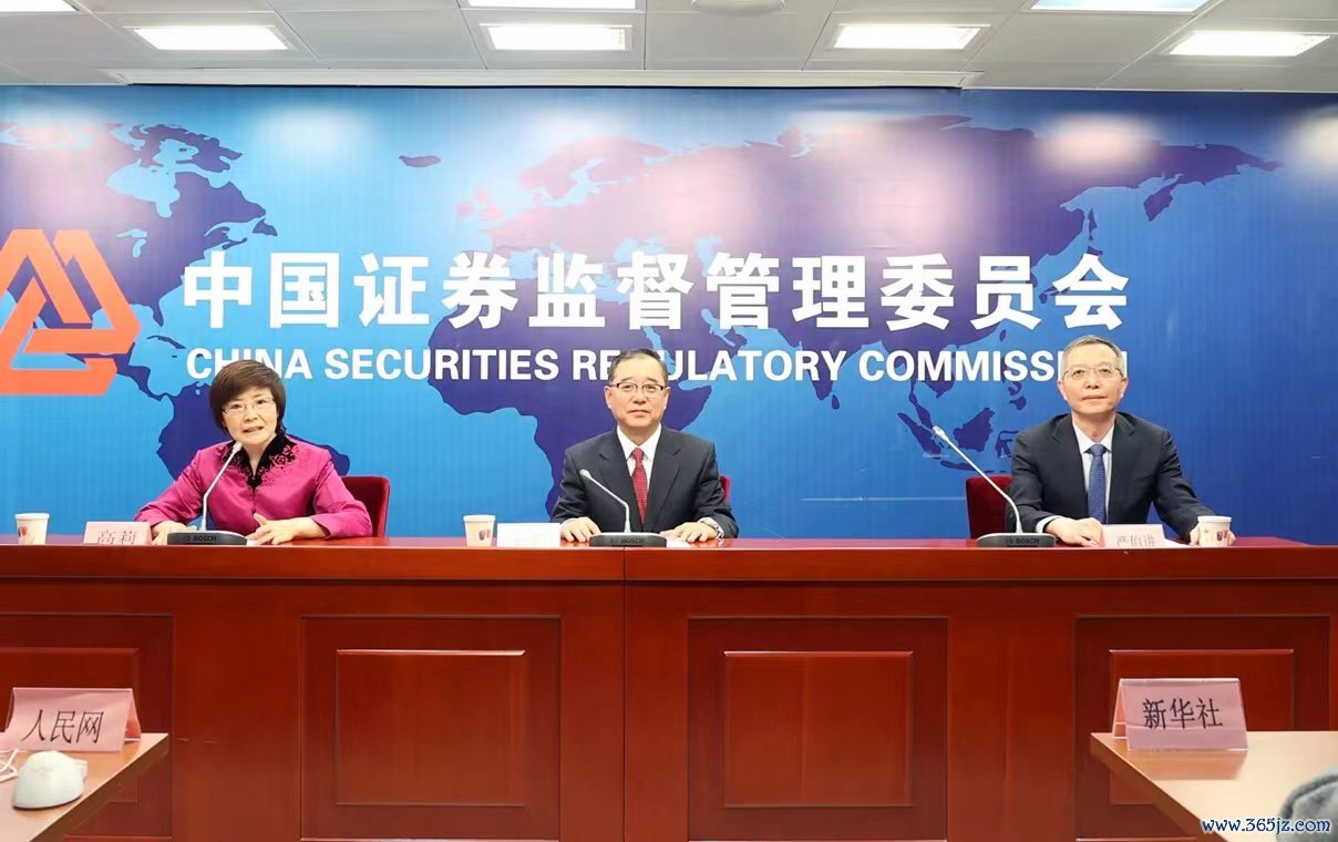中间为李明